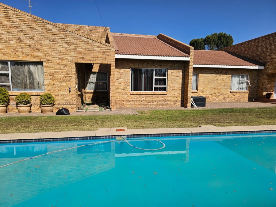 4 Bedroom Property for Sale in Jim Fouchepark Free State